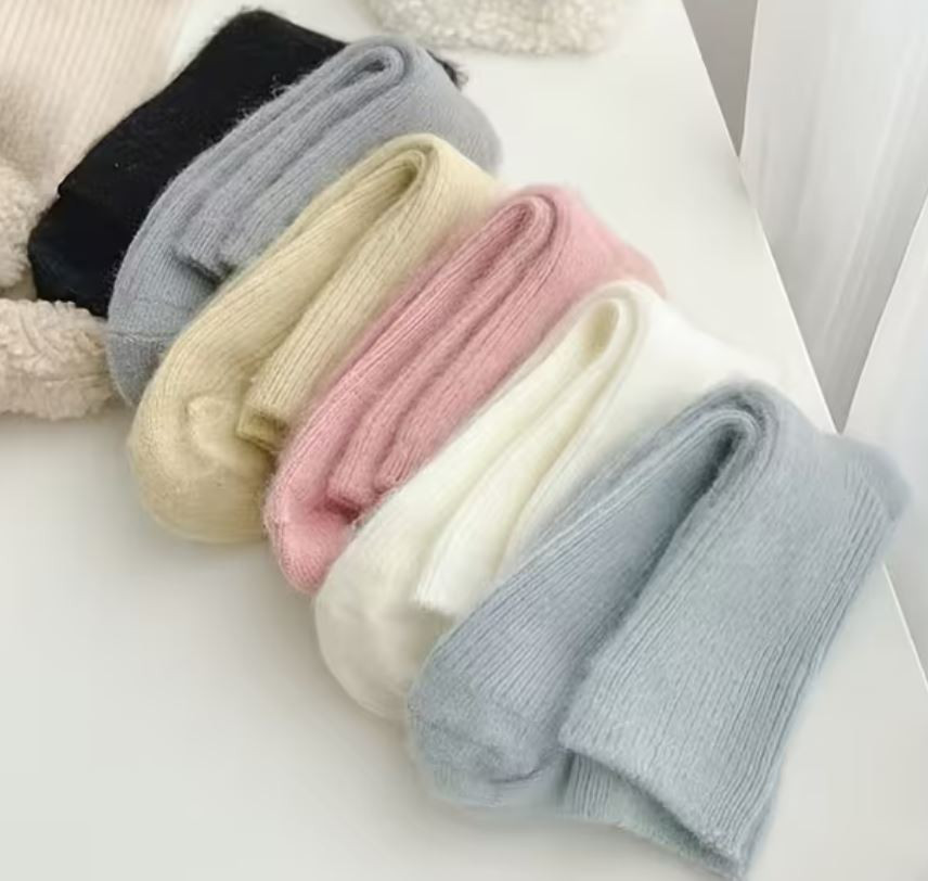 1pair One-size White 100% Cashmere Socks , Cashmere Socks - All-Season Luxury Warmth in Pure White/Beige - Soft Cashmere Pajama Socks, Calf-Length for Pregnancy, Postpartum, Outdoor Sports & Daily Wear - Hand Wash Only